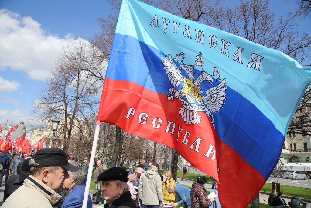 Hombre lleva una bandera de la autoproclamada República de Lugansk