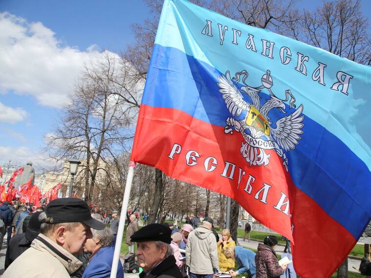 Hombre lleva una bandera de la autoproclamada República de Lugansk