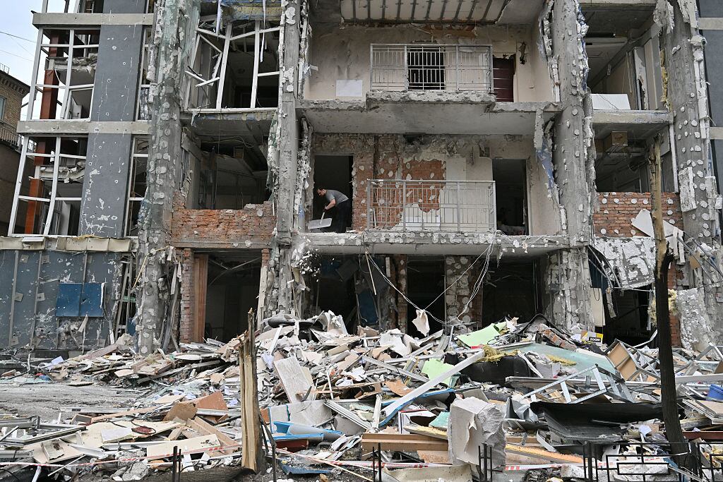 Getty Images | Imagen de archivo de un edificio dañado tras un ataque con drones en Kiev el 25 de mayo de 2025