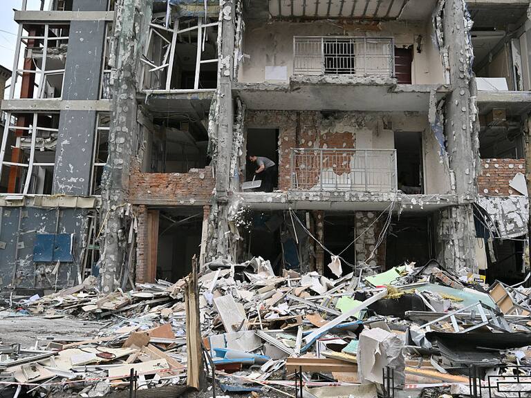 Getty Images | Imagen de archivo de un edificio dañado tras un ataque con drones en Kiev el 25 de mayo de 2025