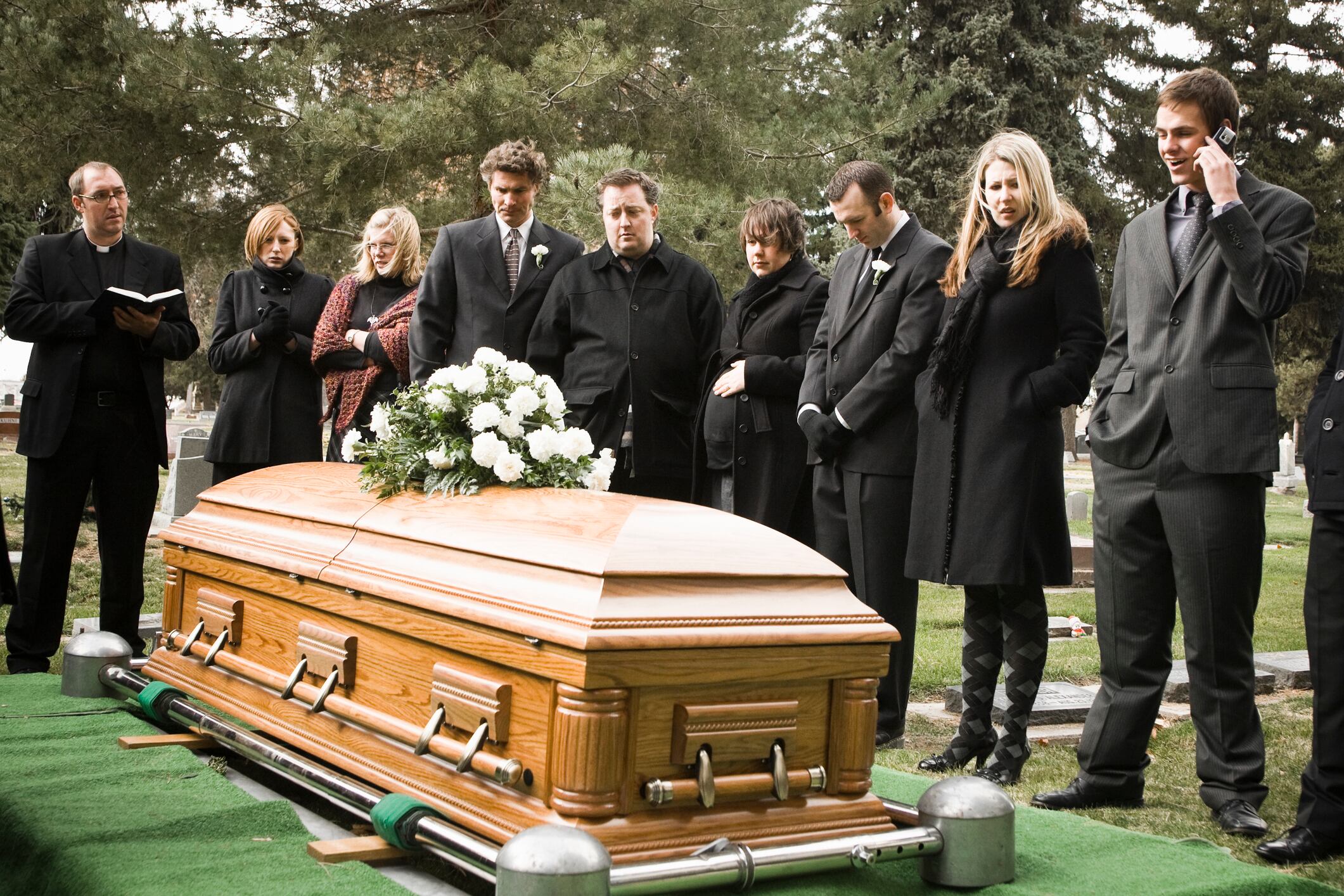 Mujer “abrió los ojos” en su propio funeral y causa pánico entre los asistentes: ¿por qué pasó esto?