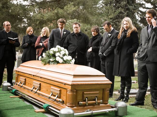 Mujer “abrió los ojos” en su propio funeral y causa pánico entre los asistentes: ¿por qué pasó esto?