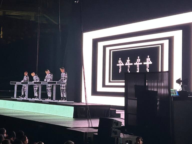Con trajes de colores y enormes proyecciones: Kraftwerk deleita a sus fanáticos en el Movistar Arena