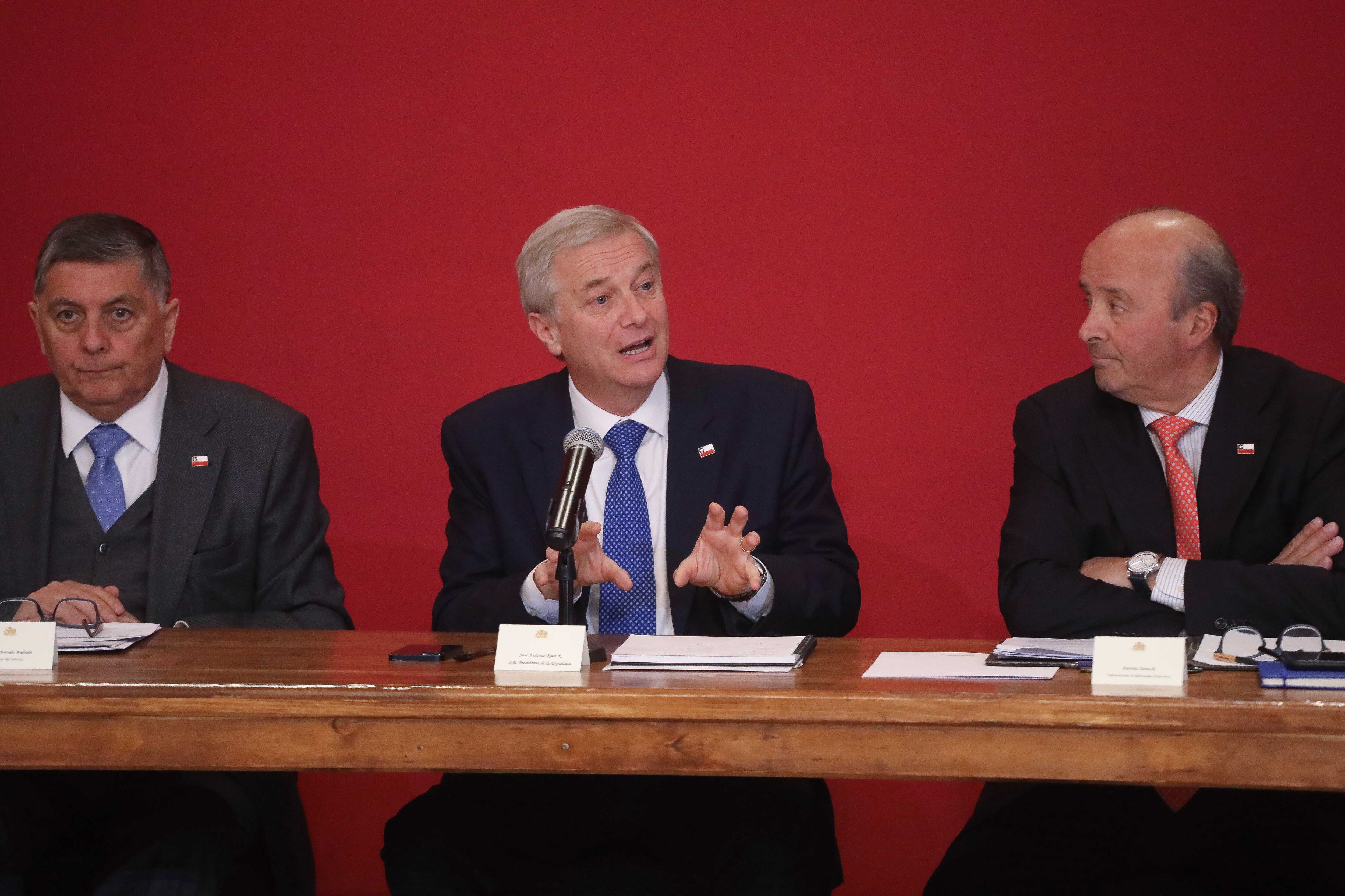 11 de mayo de 2026/SANTIAGO
El Presidente de la República, José Antonio Kast, encabeza el tercer Consejo de Gabinete, en el salon Montt Varas del Palacio de La Moneda. En la imagen, Claudio Alvarado, Ministro del Interior, Jose Antonio Kast, Presidente de la República.
FOTO: SEBASTIAN BELTRAN GAETE / AGENCIAUNO