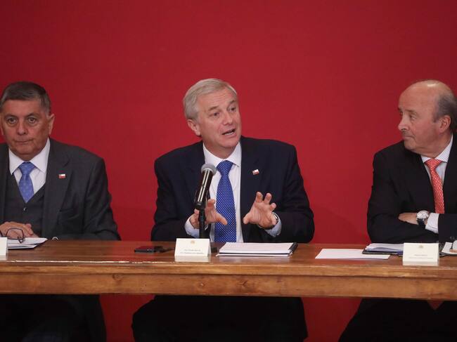 11 de mayo de 2026/SANTIAGO
El Presidente de la República, José Antonio Kast, encabeza el tercer Consejo de Gabinete, en el salon Montt Varas del Palacio de La Moneda. En la imagen, Claudio Alvarado, Ministro del Interior, Jose Antonio Kast, Presidente de la República.
FOTO: SEBASTIAN BELTRAN GAETE / AGENCIAUNO