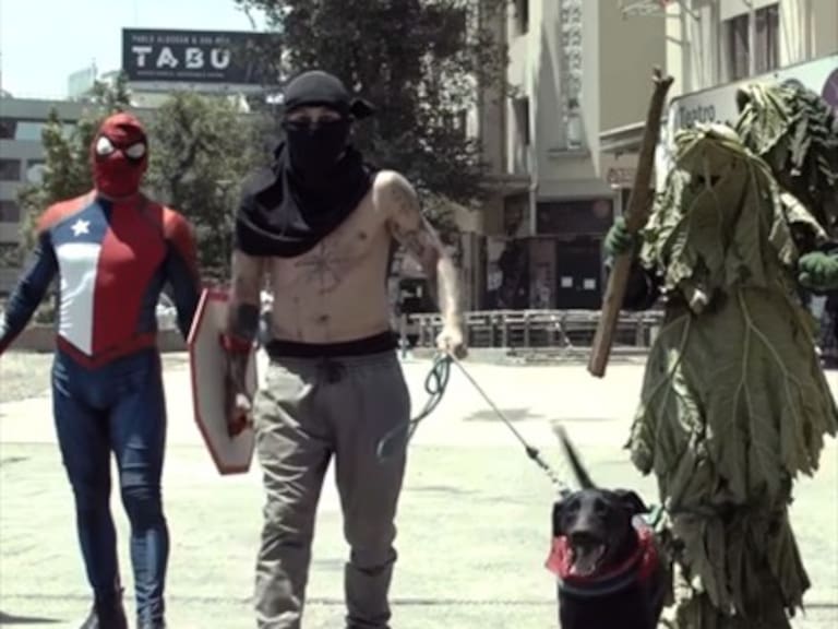 Los «Avengers» chilenos se reunieron en la Plaza de la Dignidad para recrear escena de Marvel