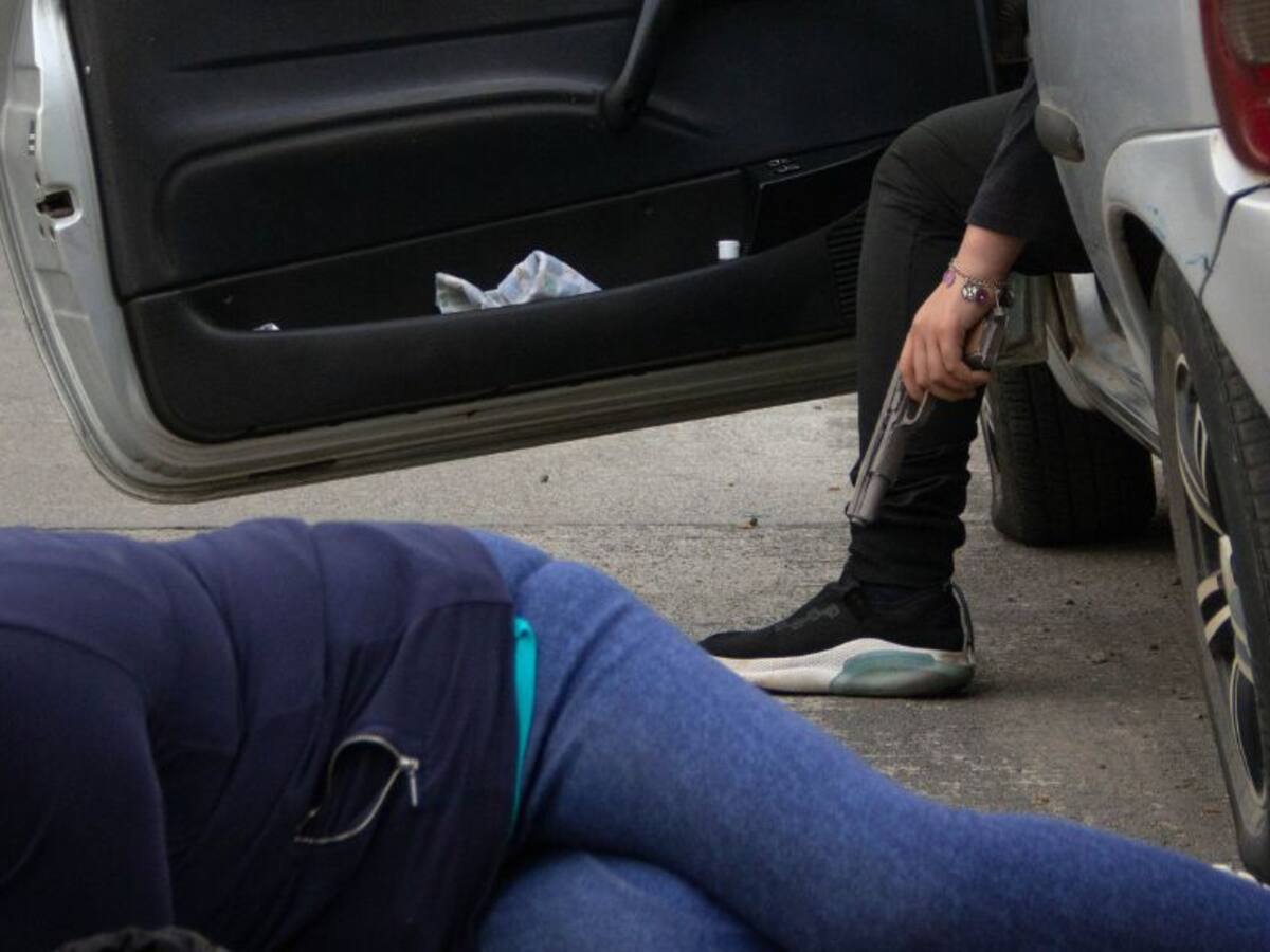 Un padre y su hija sufren violento portonazo en Ñuñoa: sujetos los encañonaron con armas de fuego