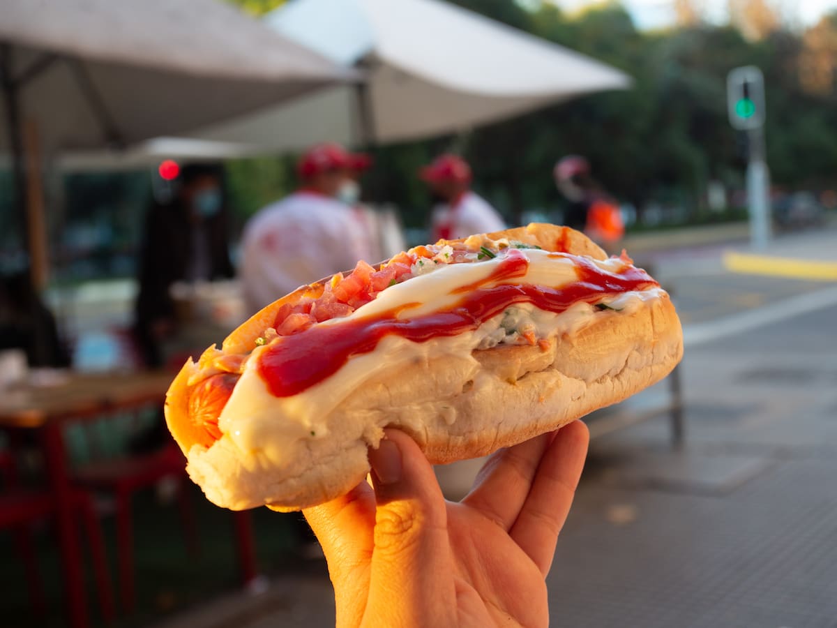 En la previa al Día del Completo en Chile, hoy regalarán miles en Santiago: ¿Dónde es la cita?