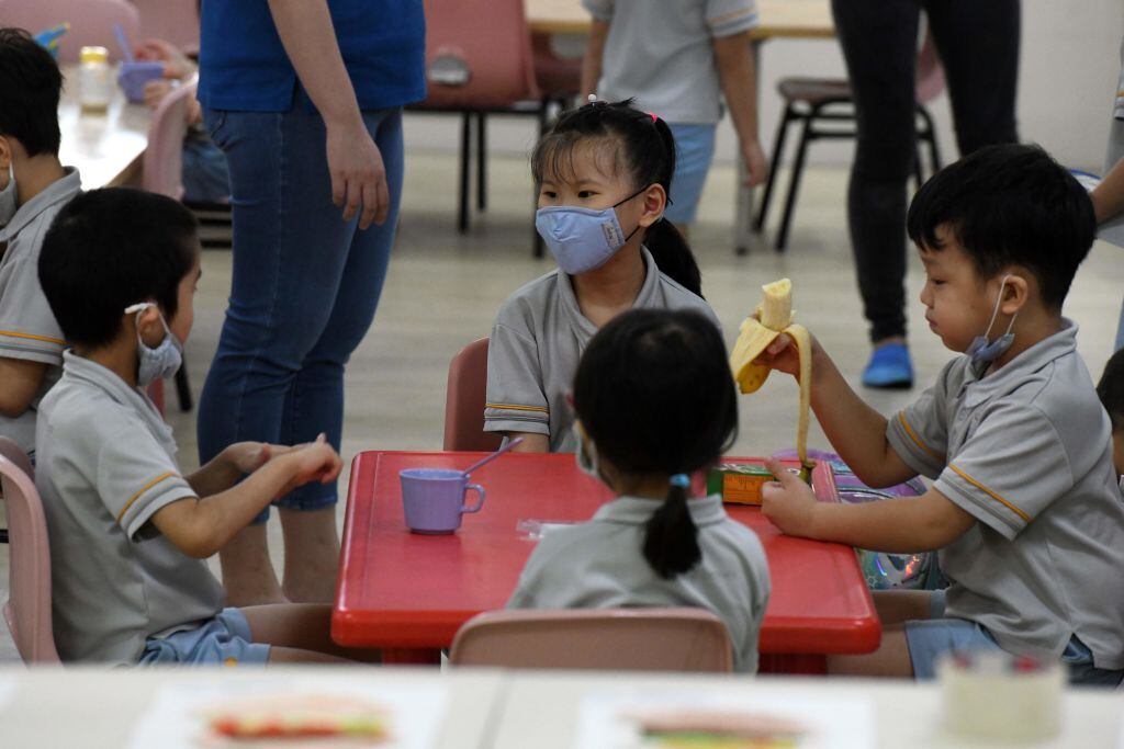 Los niños y las niñas regresaron a sus escuelas en Singapur