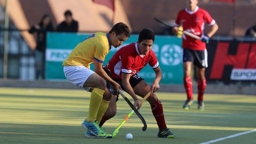23 DE SEPTIEMBRE DE 2018/SANTIAGOLa selección chilena masculina de hockey césped ya había cumplido con el objetivo de avanzar en el Open Series, pero quedaba un nuevo reto, quedarse con el primer lugar de la competencia. Y lo logró. En un intenso y disputado compromiso derrotó por 3-2 a Brasil, resultado que le permitió superar en puntaje a su rival y quedarse con el torneo desarrollado en el Prince of Wales Country Club.
FOTO: VICTOR HUGO MONTALVA/AGENCIAUNO