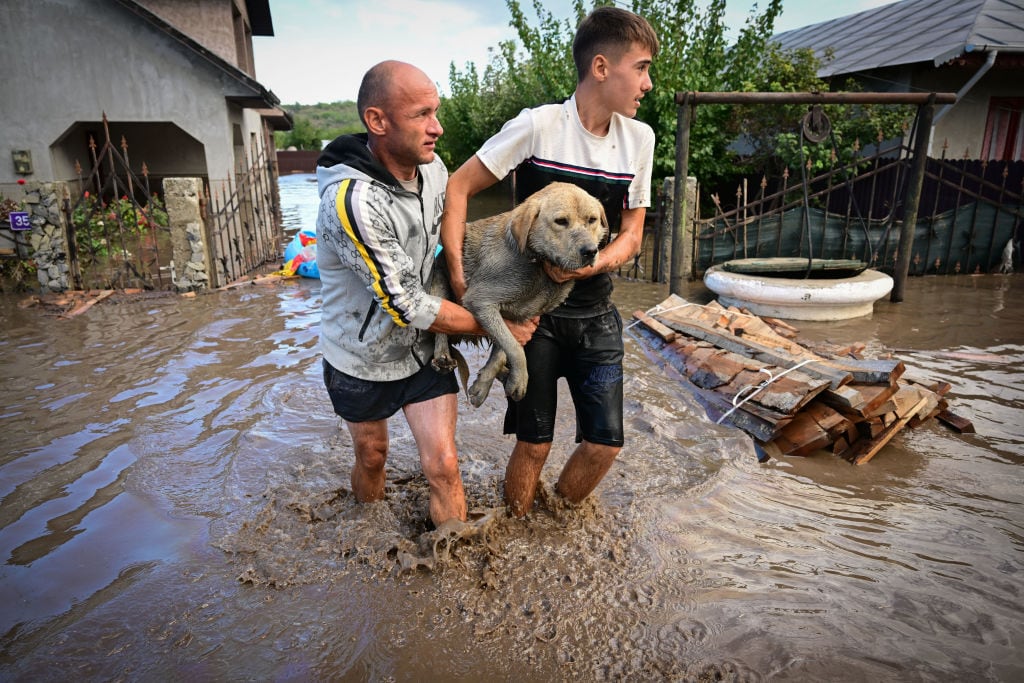 Residentes de la localidad de Slobozia Conachi en Rumania rescatan a un perro en medio de las inundaciones extremas que deja el temporal Boris