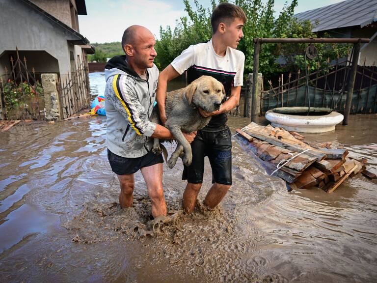 Residentes de la localidad de Slobozia Conachi en Rumania rescatan a un perro en medio de las inundaciones extremas que deja el temporal Boris