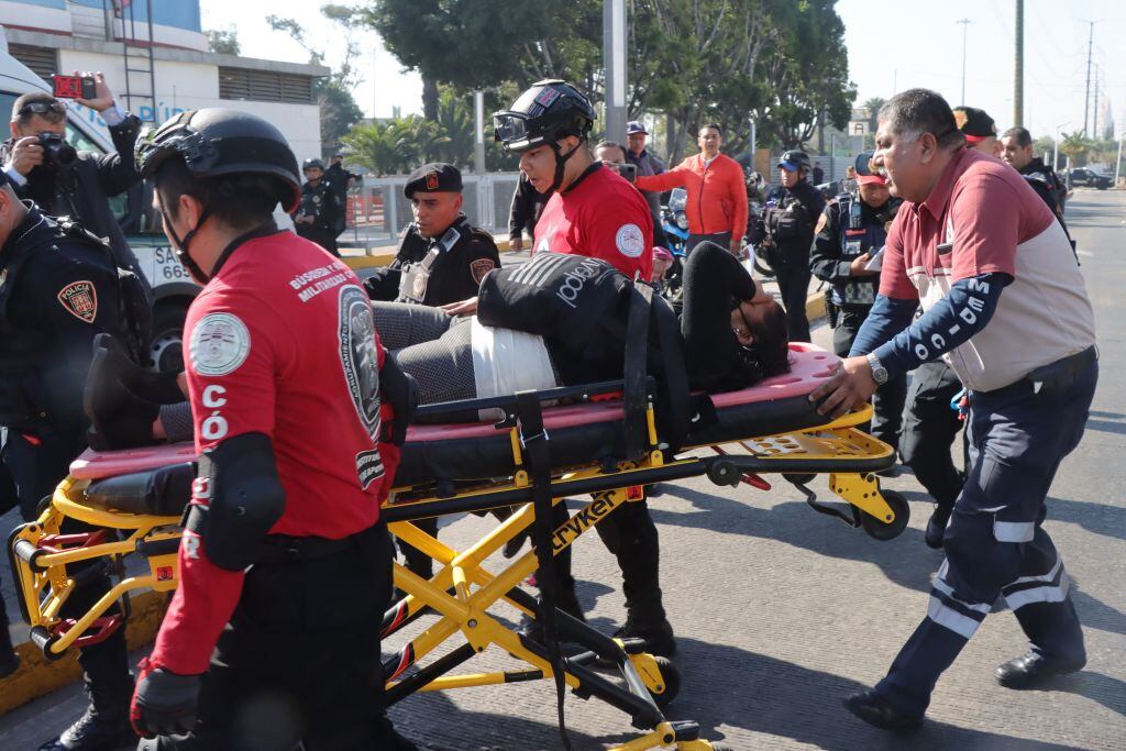 Mujer herida es trasladada tras choque en el metro de Ciudad de México
