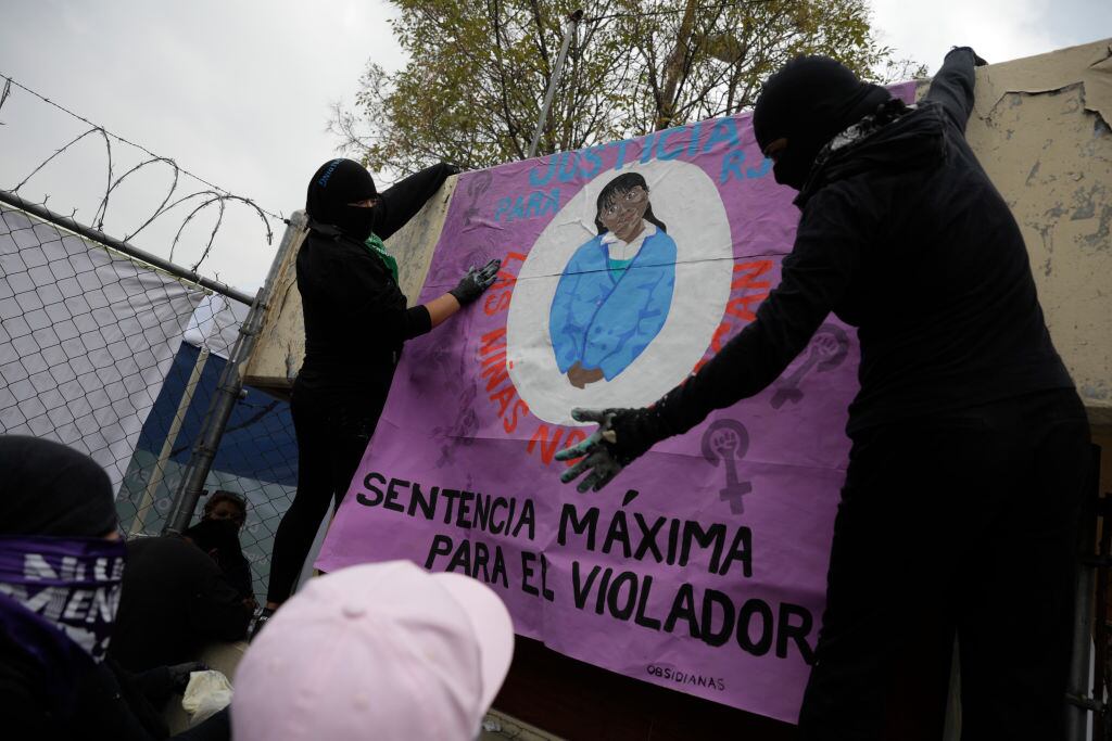 Feministas protestan contra las violaciones a niñas en Ciudad de México