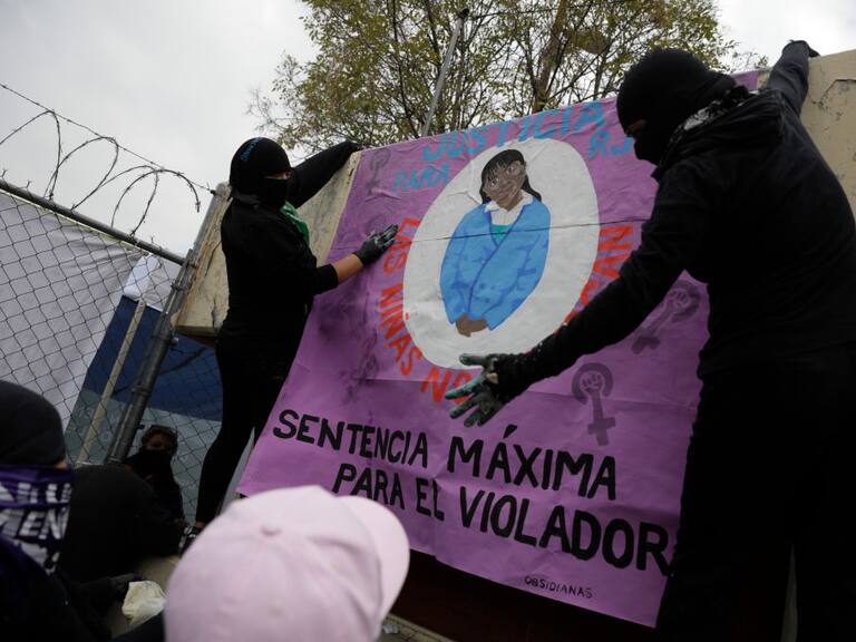 Feministas protestan contra las violaciones a niñas en Ciudad de México