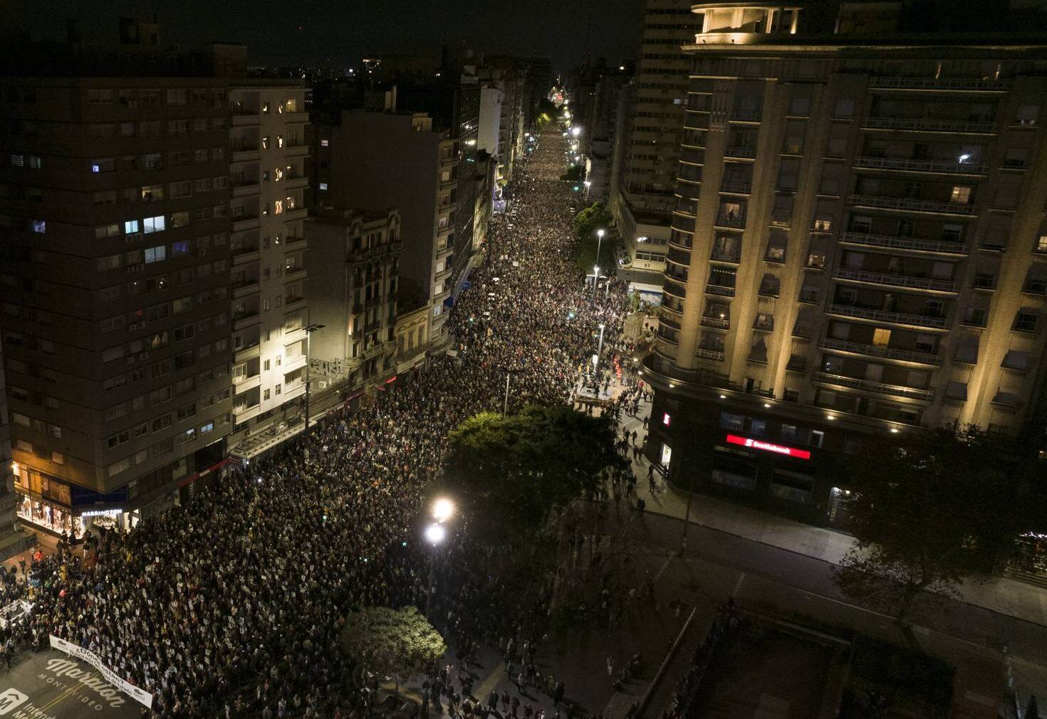 Multitudinaria Marcha por los desaparecidos en Montevideo de Uruguay