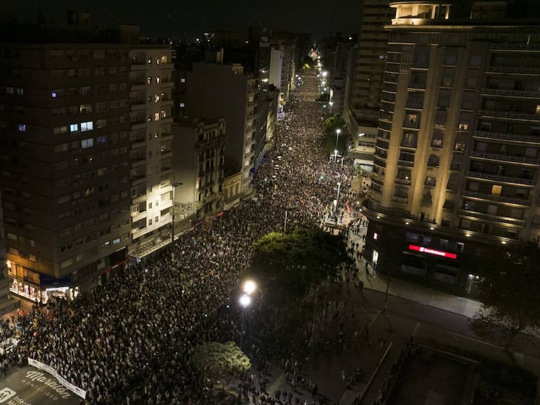 Multitudinaria Marcha por los desaparecidos en Montevideo de Uruguay