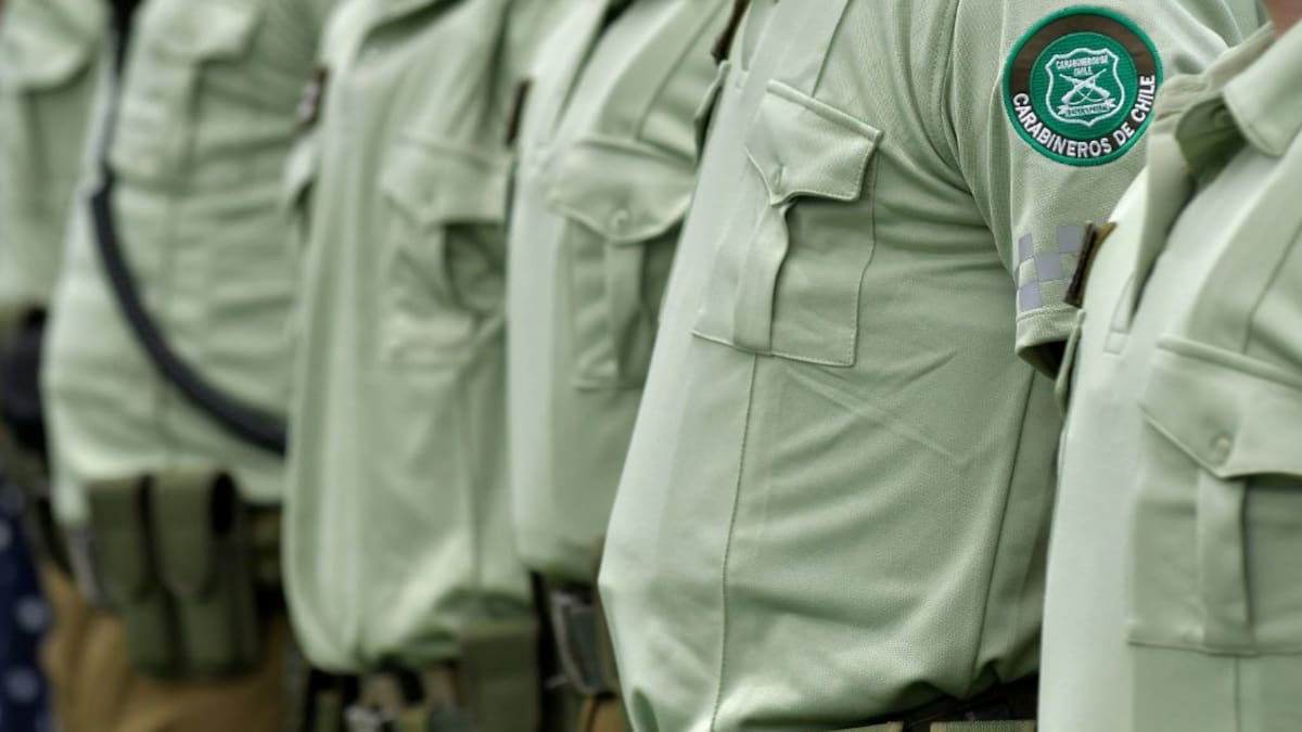 Casi 200 carabineros de la RM completan capacitación en derechos humanos en la U. de Chile