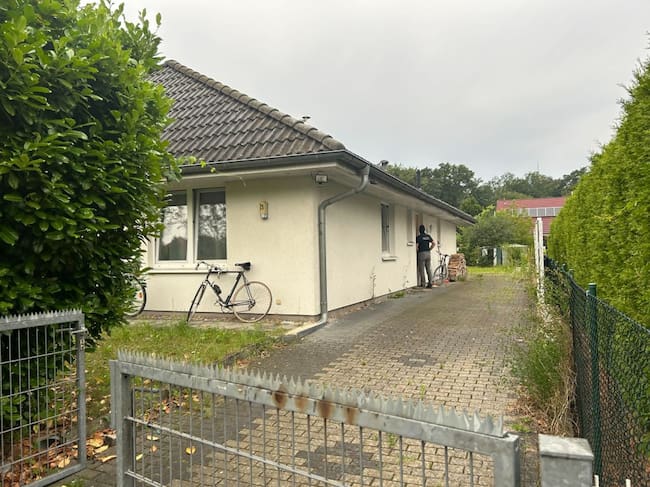La policía de Alemania realiza un procedimiento para allanar las oficinas de la revista Compact por difundir ideas de la extrema derecha.