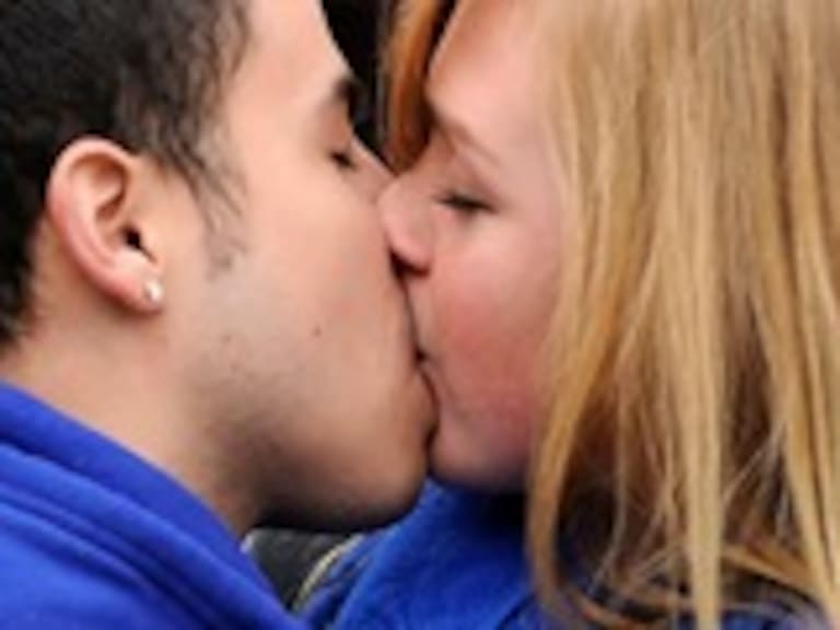 Este es el efecto que un beso con lengua tiene en tu cerebro