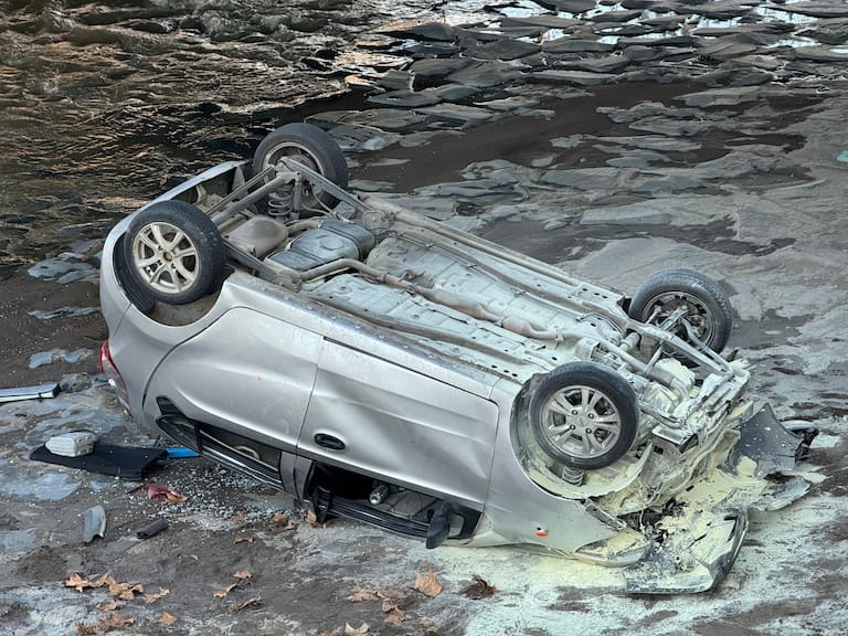 Conductor iba en estado de ebriedad: auto termina volcado al interior del Río Mapocho en Recoleta