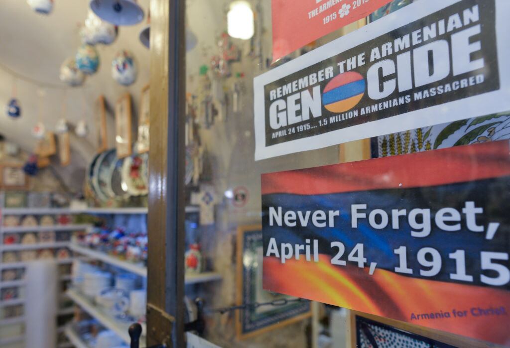 Un cartel recuerda a las víctimas del genocidio armenio de 1917