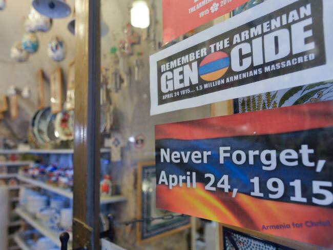 Un cartel recuerda a las víctimas del genocidio armenio de 1917