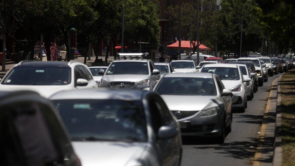 19 de Diciembre de 2021/SANTIAGOCongestin vehicular debido a la falta de Transporte publico en la comuna de Recoleta.

FOTO:CRISTOBAL ESCOBAR/AGENCIAUNO