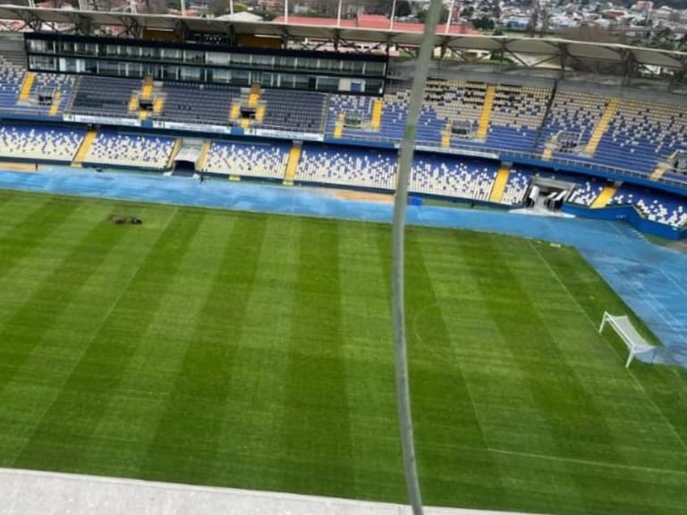 “La cancha está bastante blanda”: los trabajos en el Ester Roa Rebolledo con tal de albergar dos partidos pese a la lluvia