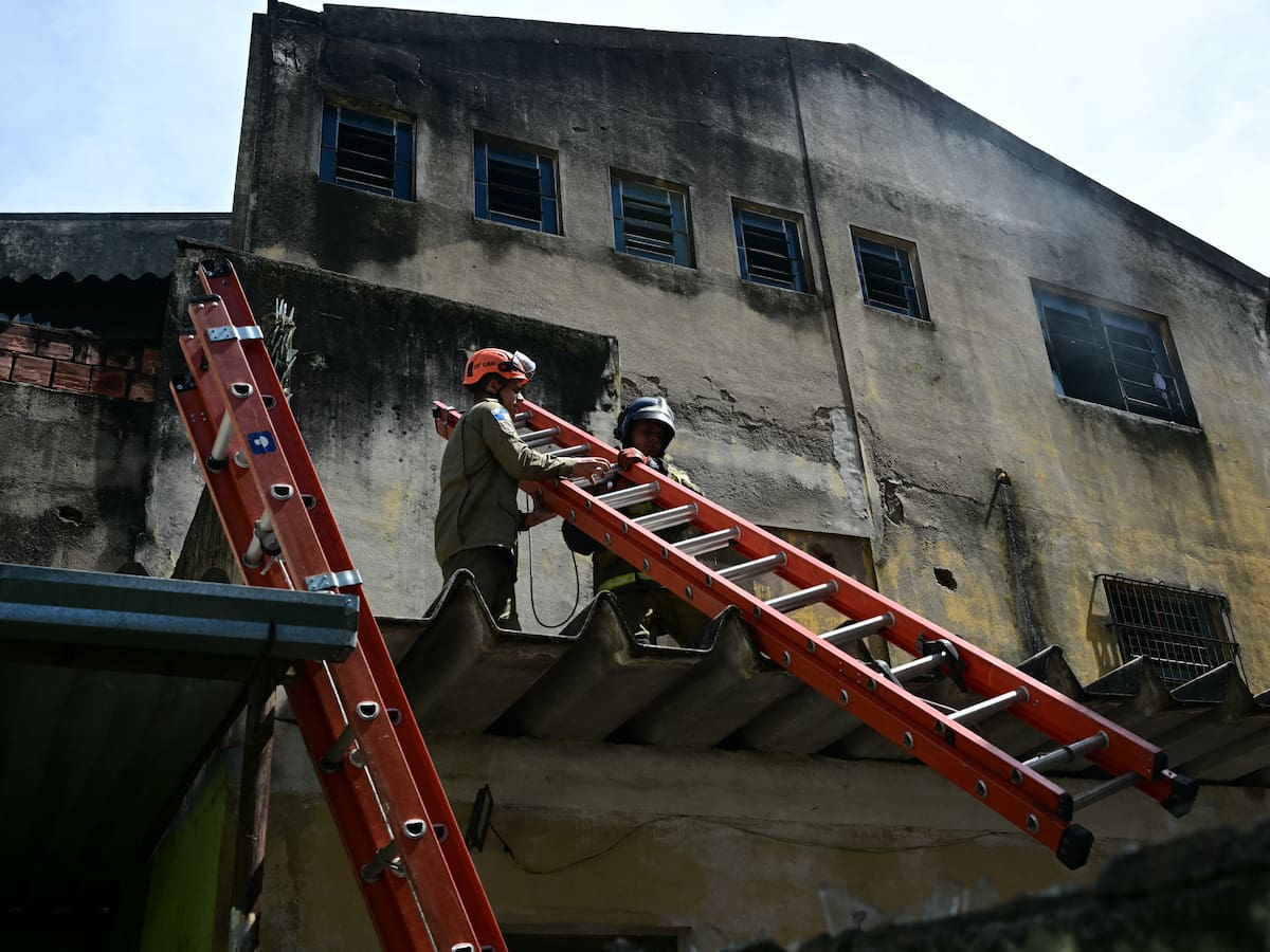 Enorme incendio en fábrica de disfraces deja una veintena de heridos en Brasil