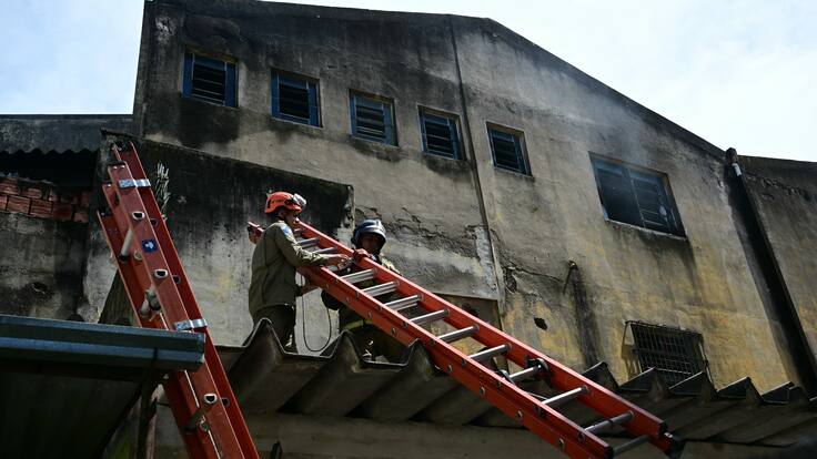 Enorme incendio en fábrica de disfraces deja una veintena de heridos en Brasil