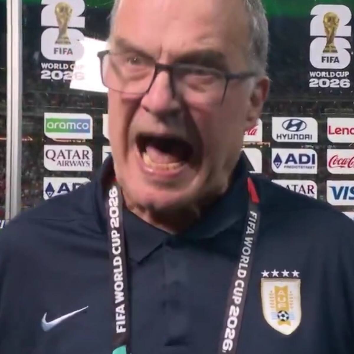 Bielsa pierde la paciencia tras el adiós de Uruguay al Mundial y estalla en plena entrevista: tenso momento