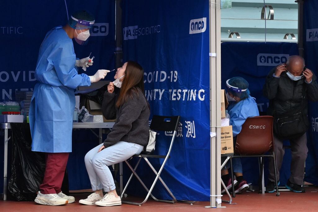 Testeos masivos del covid-19 se realizan en los barrios de Hong Kong