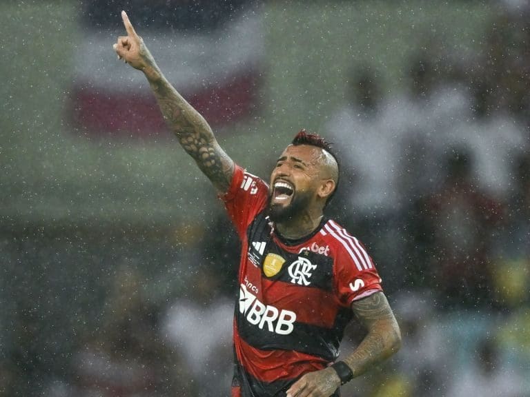 Se salvó de la roja: el duro encontrón de Arturo Vidal con Mateo Carabajal en la Recopa Sudamericana