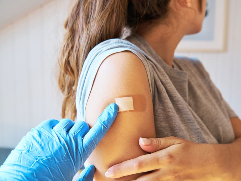 ¿Existe un permiso laboral para los trabajadores que se quieren vacunar durante la jornada? Esto dice la ley