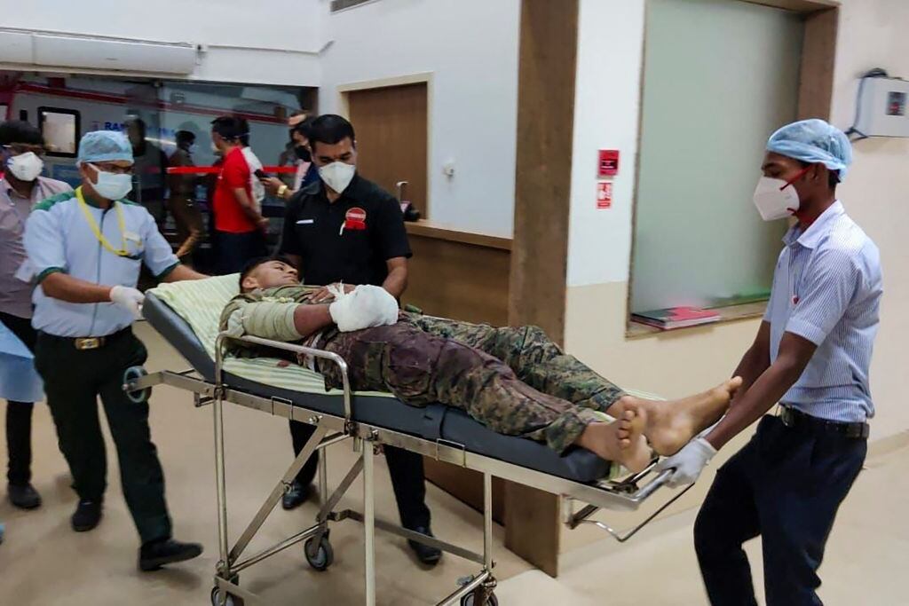 Un soldado herido ingresa al hospital de Bijapur