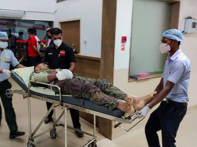 Un soldado herido ingresa al hospital de Bijapur