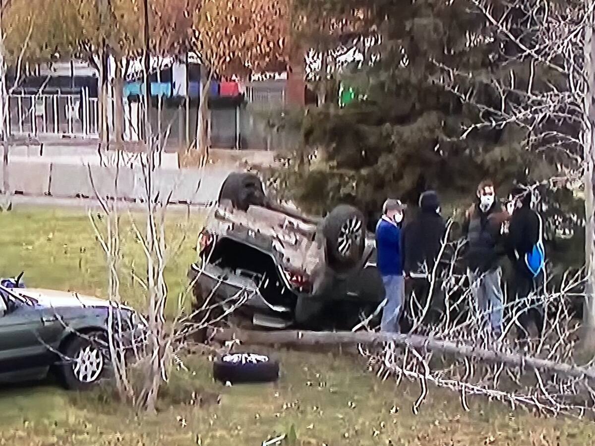 Accidente de tránsito en Las Condes terminó con vehículo volcado tras derribar un árbol