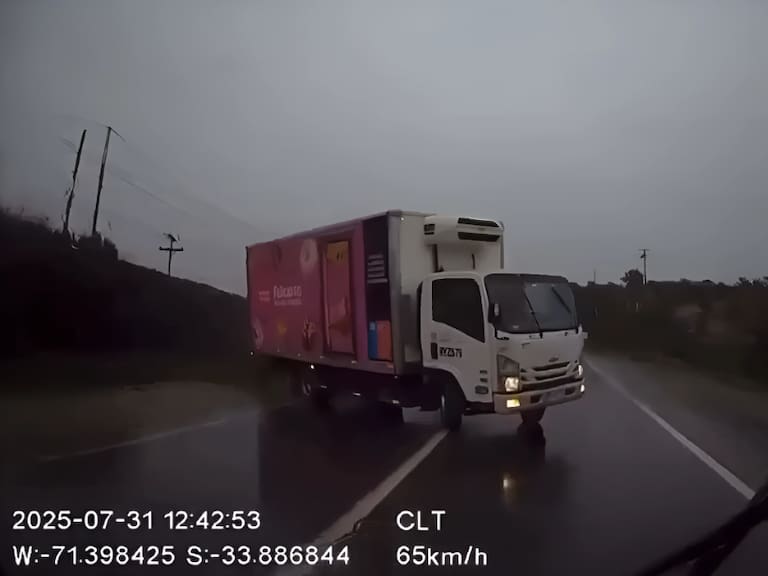 Registro muestra momento exacto del fatal choque entre camión y bus en San Pedro de Melipilla