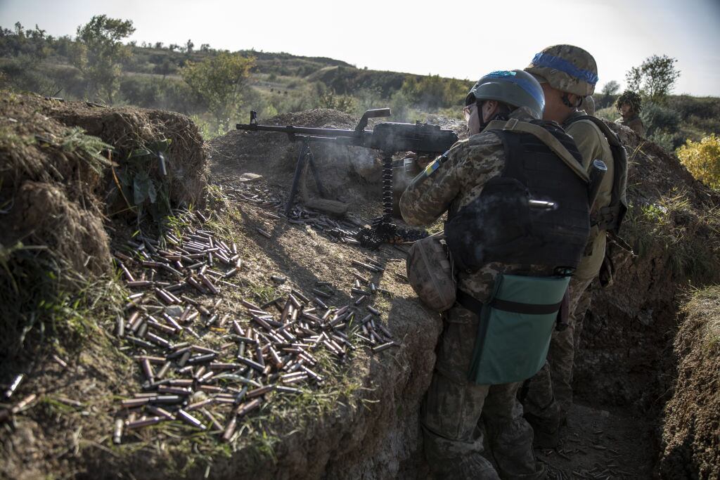 Dos soldados de Ucrania entrenan con sus armas en la región de Donetsk
