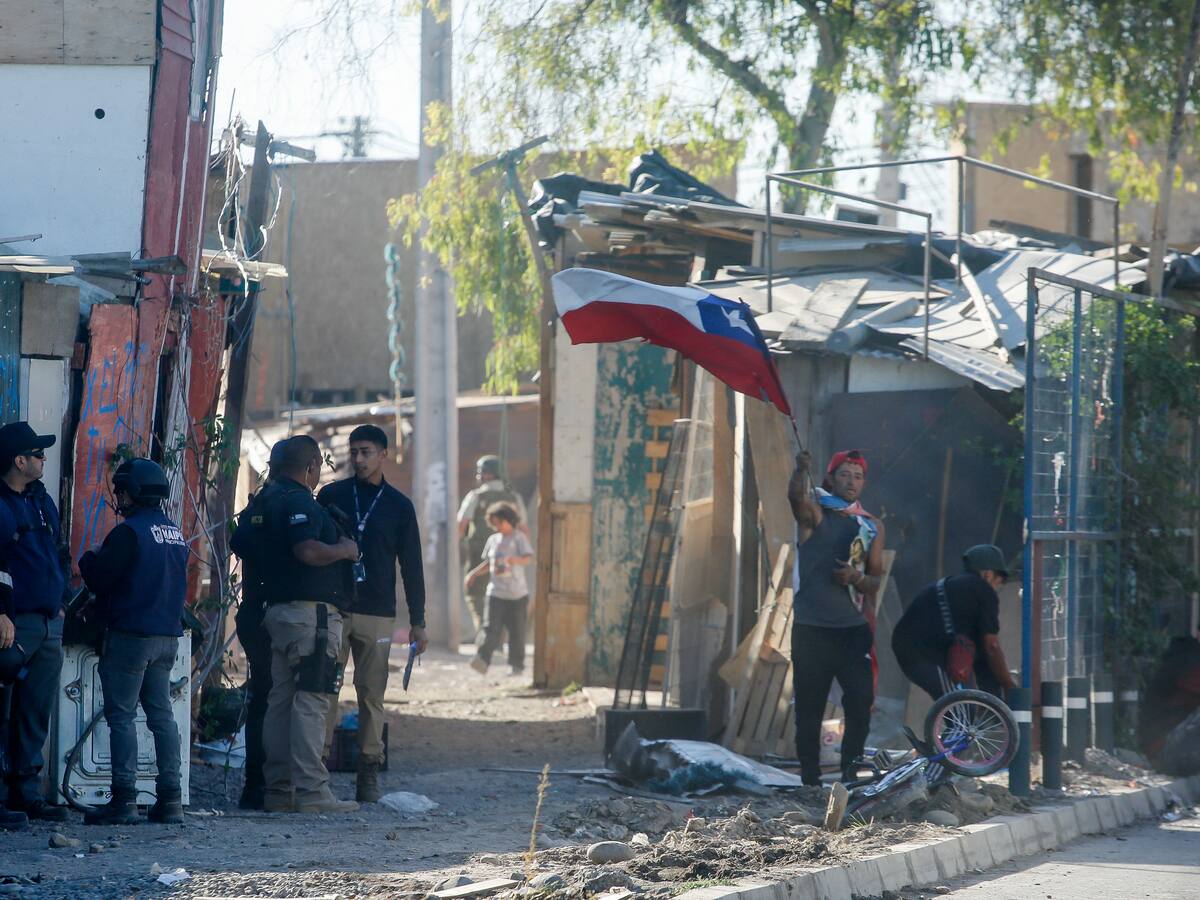 “Tomarse un terreno no te da derecho a saltarte la fila”: alcalde Vodanovic defiende desalojo del campamento Santa Marta en Maipú