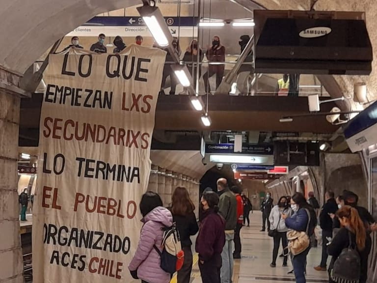 Un año de primeras evasiones masivas: estudiantes secundarios realizaron manifestación en Metro