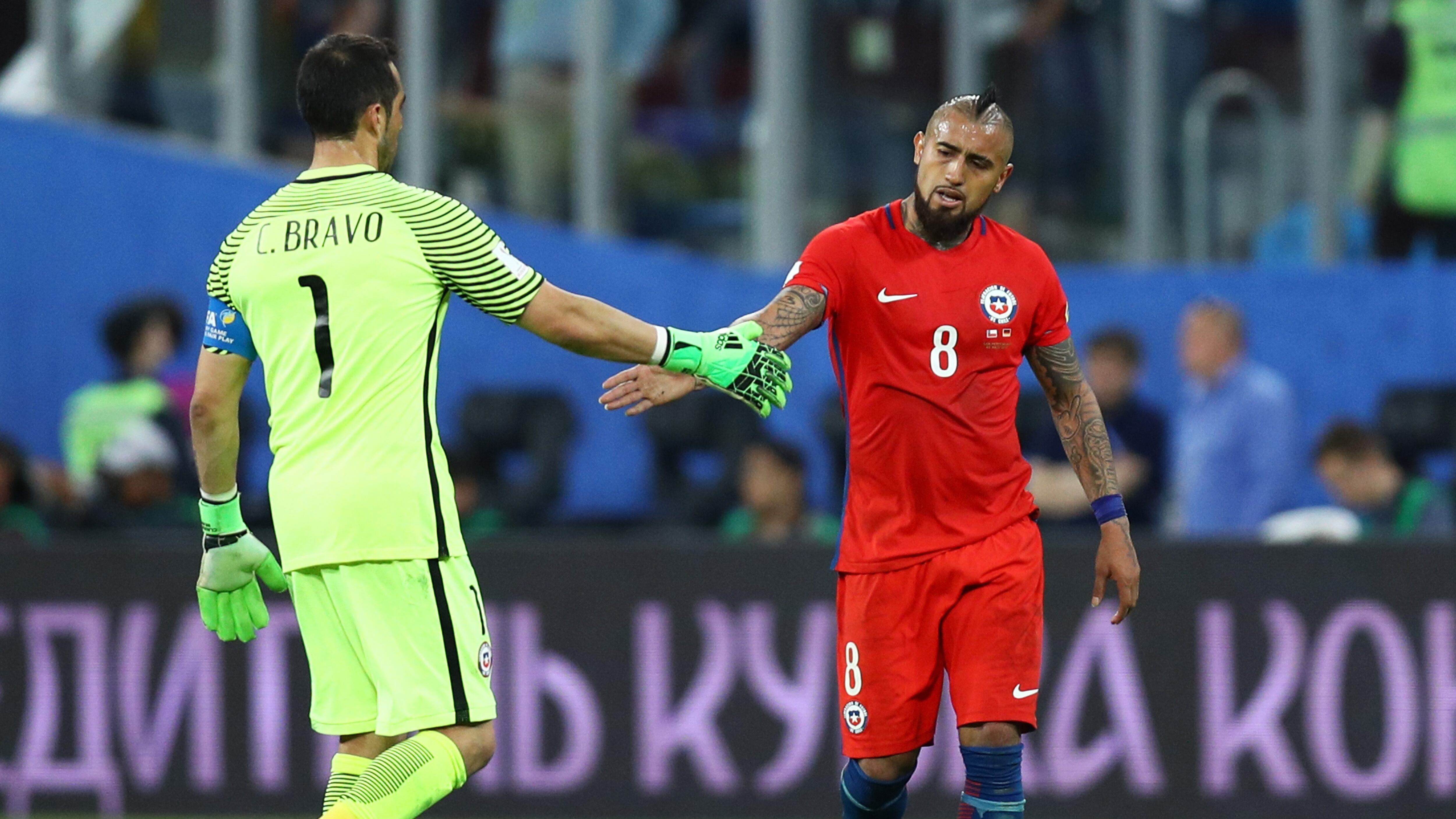 El saludo de Arturo Vidal a Claudio Bravo tras ganar la Copa del Rey