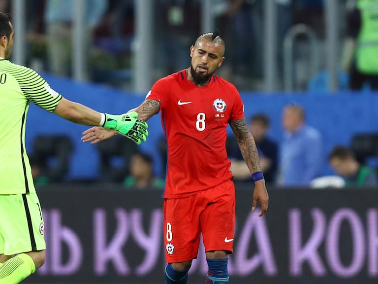 El saludo de Arturo Vidal a Claudio Bravo tras ganar la Copa del Rey