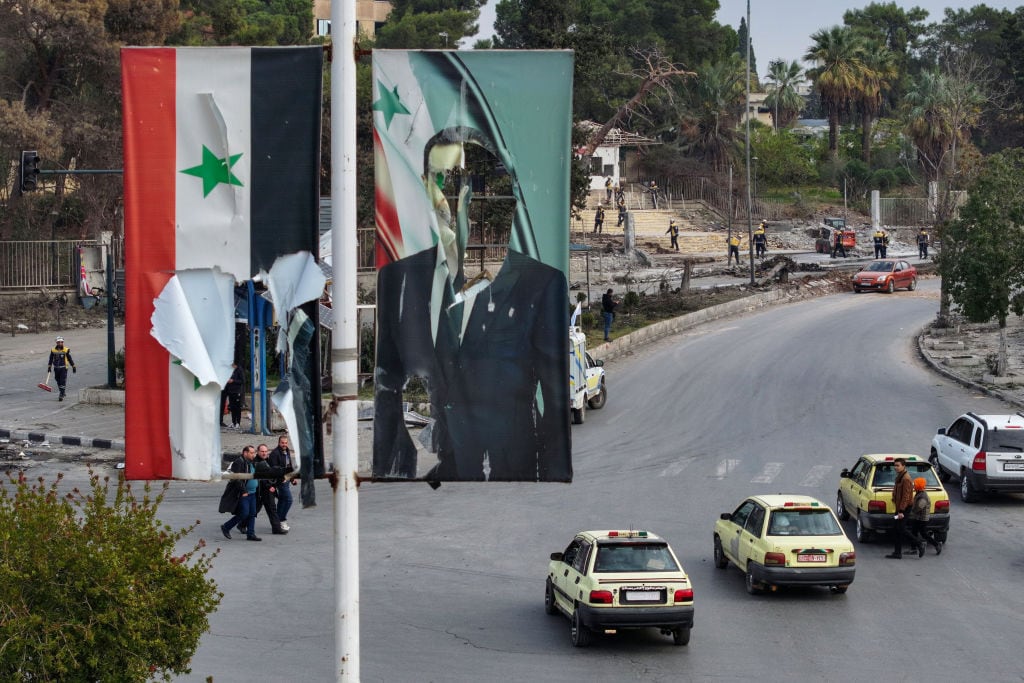 Los rebeldes en Siria destruyeron signos del régimen de Bachar Al Asad en la ciudad de Hama, la que ya controlan