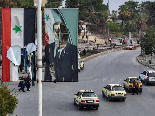 Los rebeldes en Siria destruyeron signos del régimen de Bachar Al Asad en la ciudad de Hama, la que ya controlan