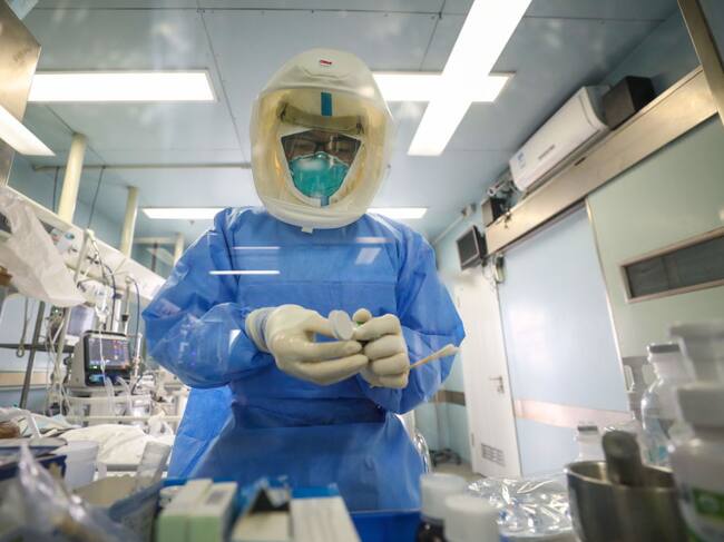 Doctores analizan muestras en el Hospital de Jinyintan