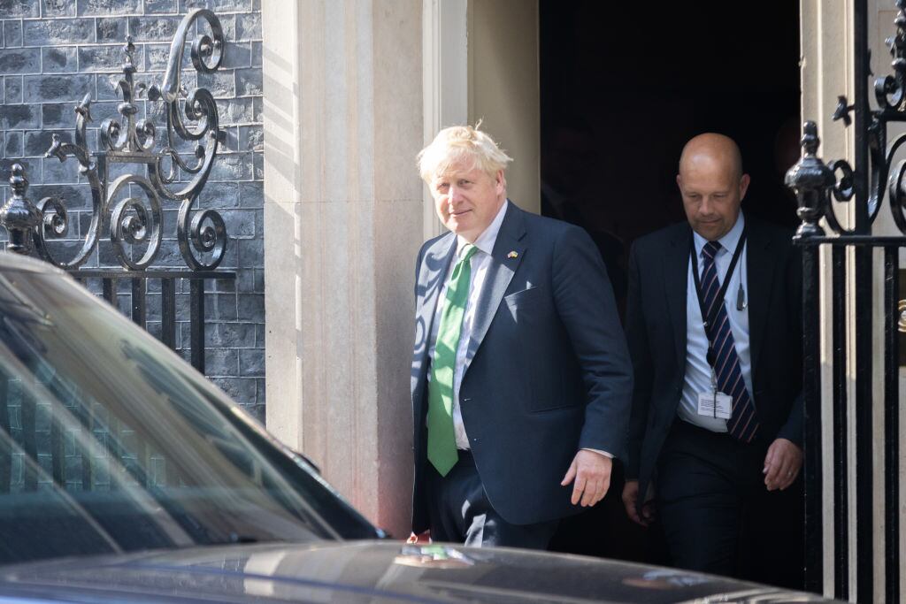 Boris Johnson sale de la sede del gobierno en Downing Street de Londres