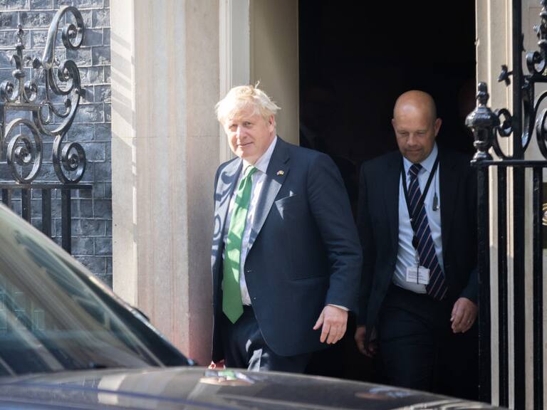 Boris Johnson sale de la sede del gobierno en Downing Street de Londres