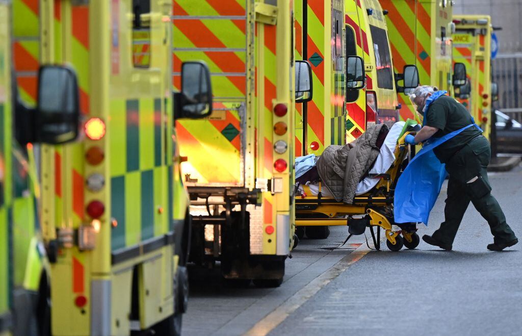 Paciente llega en ambulancia a un hospital en Londres